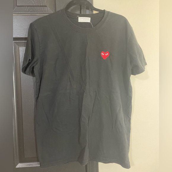Black Tee with a similar CDG logo (heart) - Picture 1 of 2